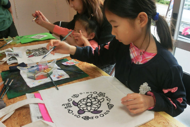 【沖縄やんばる・染め物体験】カメ・お花に塗り絵しよう!トートバックM・色差し体験