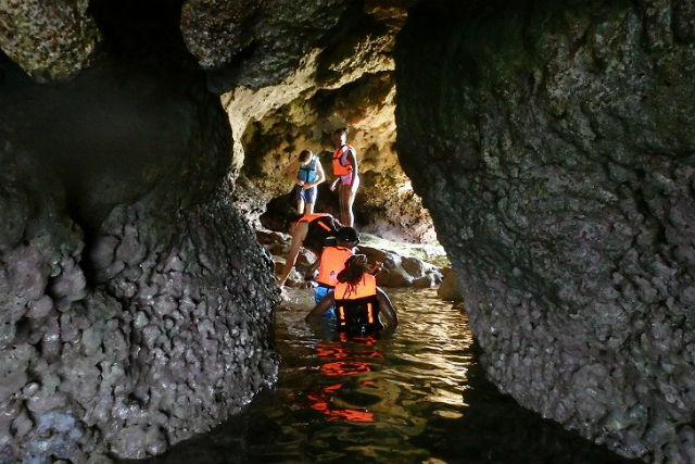 【沖縄・真栄田岬・カヤック】潮だまりで生き物を探そう!青の洞窟&イノー観察プラン