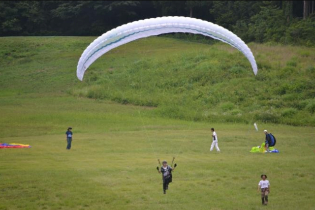 【期間限定ポイント10%還元！栃木・宇都宮・パラグライダー】初心者専用スペースがあるゲレンデでパラグライダー体験！ 写真4