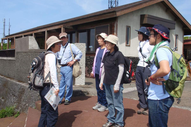 【期間限定ポイント10%還元！東京都・伊豆大島・トレッキング】景観豊富なガイドがご案内！火山の息吹を感じる三原山噴火口ハイキング（半日コース） 写真7