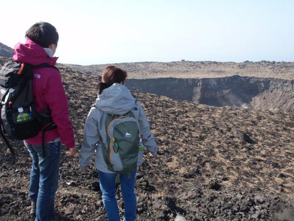 【期間限定ポイント10%還元！東京都・伊豆大島・トレッキング】景観豊富なガイドがご案内！火山の息吹を感じる三原山噴火口ハイキング（半日コース） 写真5