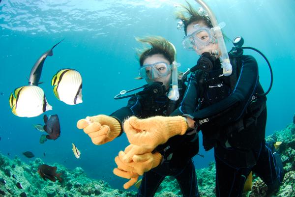 【沖縄・恩納村・ファンダイビング】ボートから、魅惑の海へ！ボートファンダイビング 写真2