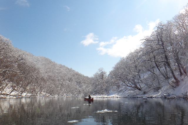 【北海道・支笏湖・カヌー】「日本最北の不凍湖」でクルーズ！ウィンターカヌーツアー 写真3
