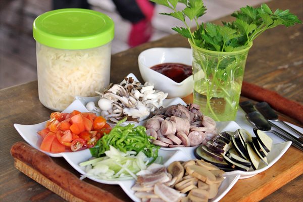 【静岡・伊豆・ピザ作り】トッピング持参もOK！伊豆の採れたて食材でピザ焼き体験！ 写真5