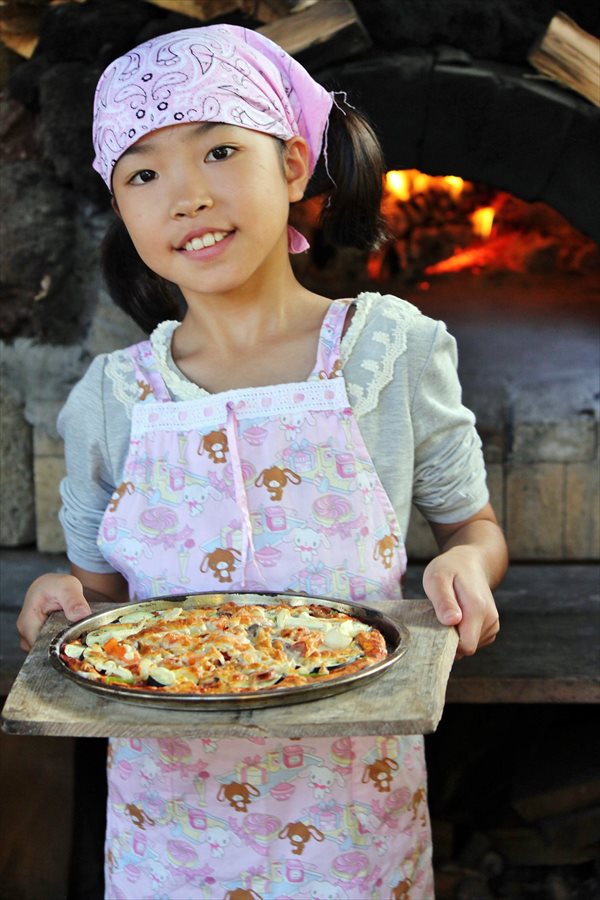 【静岡・伊豆・ピザ作り】トッピング持参もOK！伊豆の採れたて食材でピザ焼き体験！ 写真8