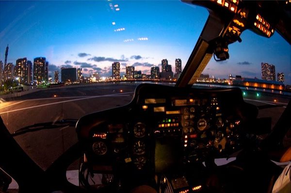 【GOLD 10分】 日没後フライト。夜景きらめく横浜の空へ 写真4