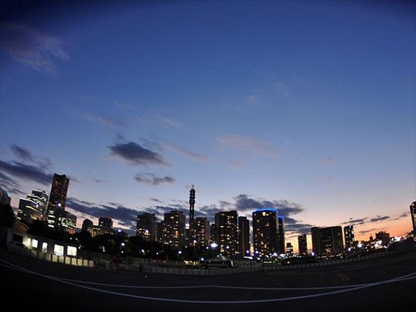 【GOLD 10分】 日没後フライト。夜景きらめく横浜の空へ 写真5