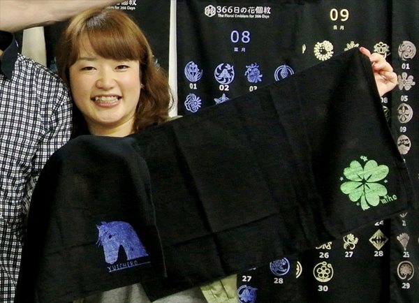 名水「柳の水」・京の黒染屋でたしなむ家紋 京都家紋工房「柊屋新七」★柳の水を入れるボトル付 写真2