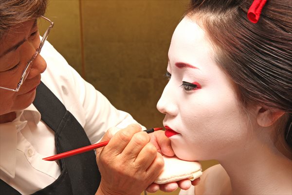【舞妓変身体験】華やかさが魅力的な舞妓へ変身。化粧から撮影まで体験できます。★2L写真1枚追加プレゼント 写真3
