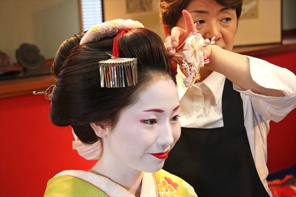 【舞妓変身体験】華やかさが魅力的な舞妓へ変身。化粧から撮影まで体験できます。★2L写真1枚追加プレゼント 写真4