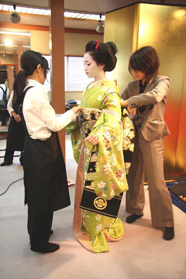 【舞妓変身体験】華やかさが魅力的な舞妓へ変身。化粧から撮影まで体験できます。★2L写真1枚追加プレゼント 写真5