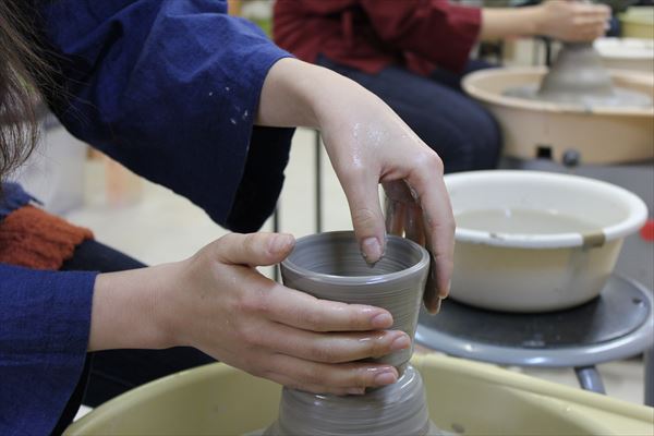 【京都市・東山区・陶芸体験】集中して取り組む。京都の中心で電動ろくろ体験 写真4