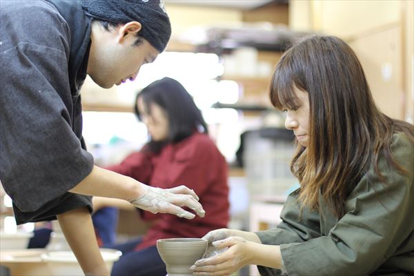 【京都市・東山区・陶芸体験】集中して取り組む。京都の中心で電動ろくろ体験 写真5