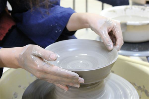 【京都市・東山区・陶芸体験】集中して取り組む。京都の中心で電動ろくろ体験 写真7
