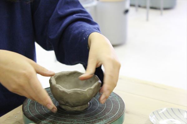 【京都市・東山区・陶芸体験】どんな形も自由自在。ぬくもりを感じる手びねり体験 写真3