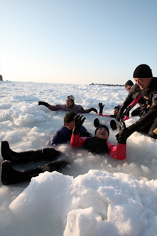 【 流氷遊ウォーク 】流氷の海を楽しもう！経験豊富なガイドが案内します 写真5