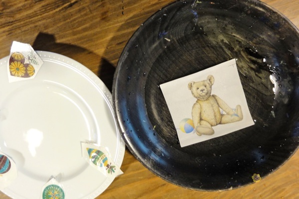 誰でも本格的な模様の陶器を作れる！ポーセリンアート体験 写真8