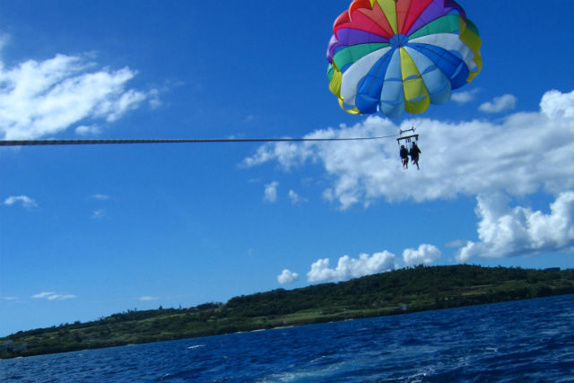 【沖縄瀬底島・パラセーリング】美しい景色を優雅に空中散歩♪上空40mでのパラセーリング！ 写真4