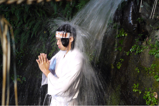 滝 に 打 た れる