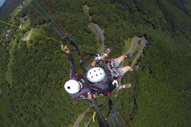 【鹿児島・パラグライダータンデム】霧島を望む絶景フライト！大空へ羽ばたこう！ 写真3
