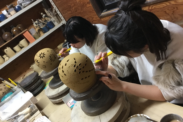 【佐賀県小城市・ランプシェード】好きな模様を彫るだけで完成！陶器のランプを作ろう 写真8