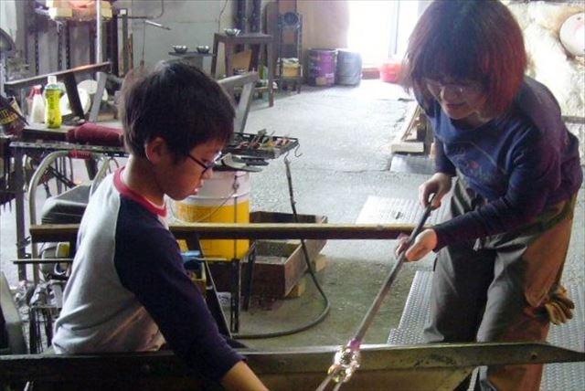 【北海道小樽・吹きガラス体験】初めての方でも器を作ることができる！小樽の工房で吹きガラス体験 写真4