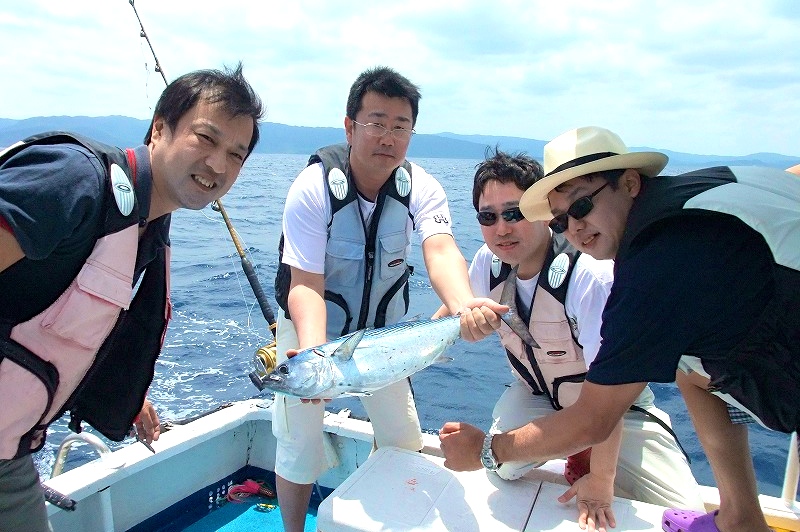 【沖縄・トローリング（海釣り）】1組限定！本格トローリングロッドを使用！カジキやシーラを狙う夢の釣り体験！ 写真2