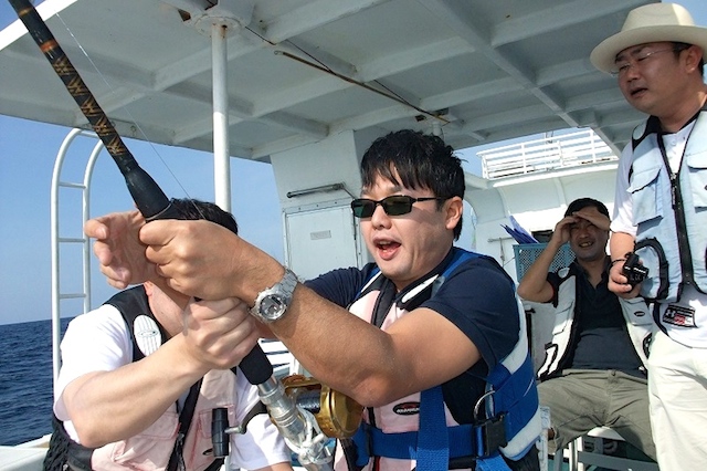 【沖縄・トローリング（海釣り）】1組限定！本格トローリングロッドを使用！カジキやシーラを狙う夢の釣り体験！ 写真4