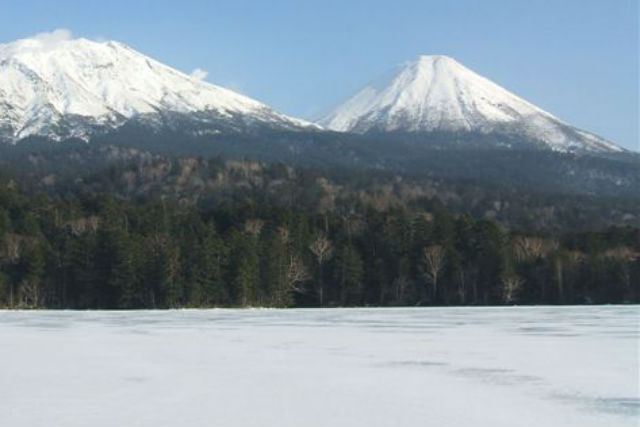 【知床・登山ツアー】迫力ある火山口とエメラルド色の湖！絶景を眺める「雌阿寒岳登山・野中温泉コース」 写真3