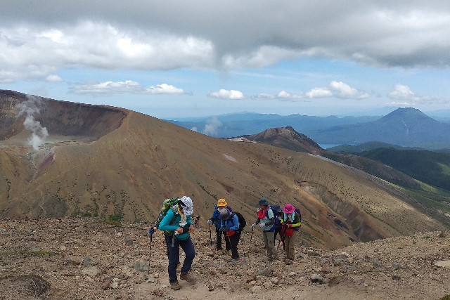 【知床・登山ツアー】迫力ある火山口とエメラルド色の湖！絶景を眺める「雌阿寒岳登山・野中温泉コース」 写真2