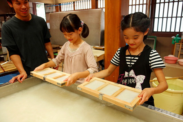 【富山県・紙すき体験】合掌造りの館内で、五箇山伝統の和紙作りを体験