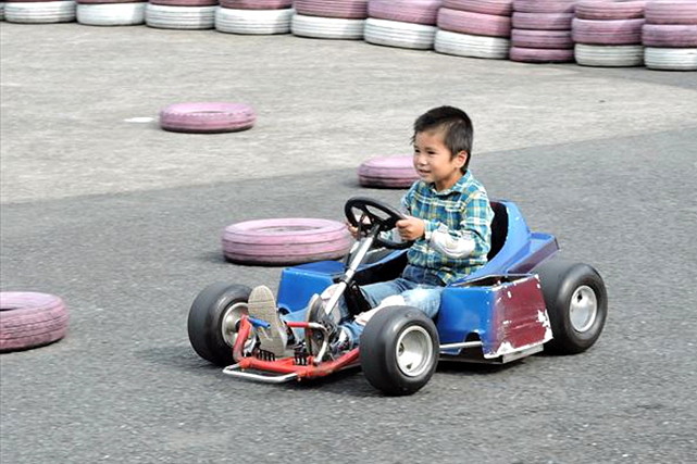 【神奈川・カート】4歳からOKの電動カートで、子ども向け・はじめてのカート体験 写真4