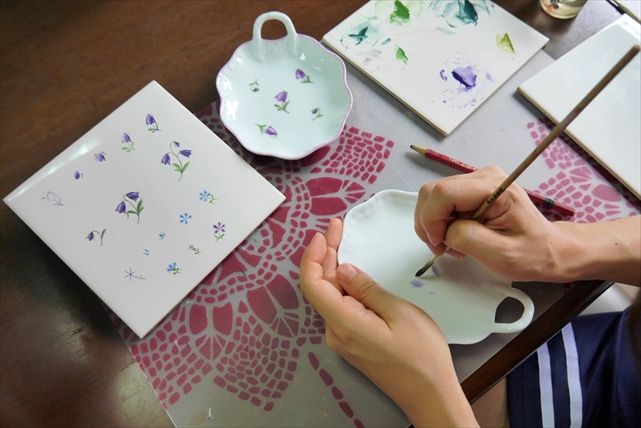 【相模原・ポーセリンアート】選べる5種の小花を陶器に描くポーセリンペインティング体験