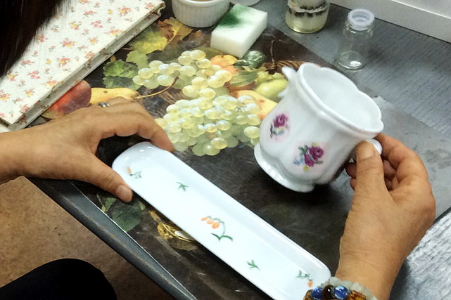 【相模原・ポーセリンアート】選べる5種の小花を陶器に描くポーセリンペインティング体験 写真5