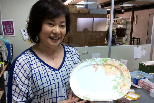 【相模原・ポーセリンアート】選べる5種の小花を陶器に描くポーセリンペインティング体験 写真7