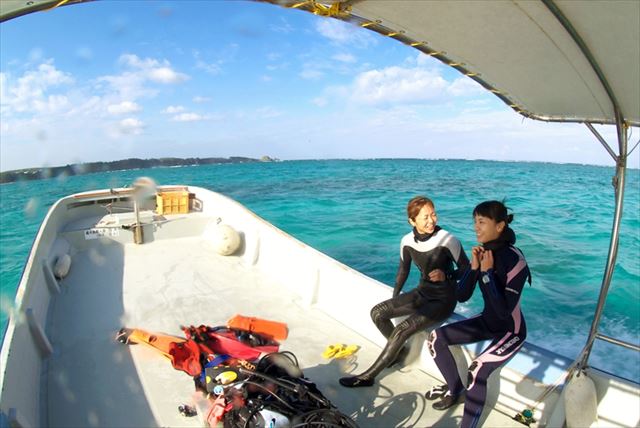 【沖縄・シュノーケリング】神秘的な青い海でお魚たちとシュノーケリング！青の洞窟orクマノミパラダイス♪ 写真5