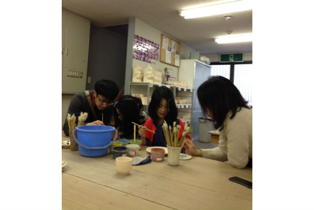 【滋賀県甲賀市・陶芸体験・絵付け】お皿から、たぬきまで！好きなものに絵付けを楽しもう 写真4