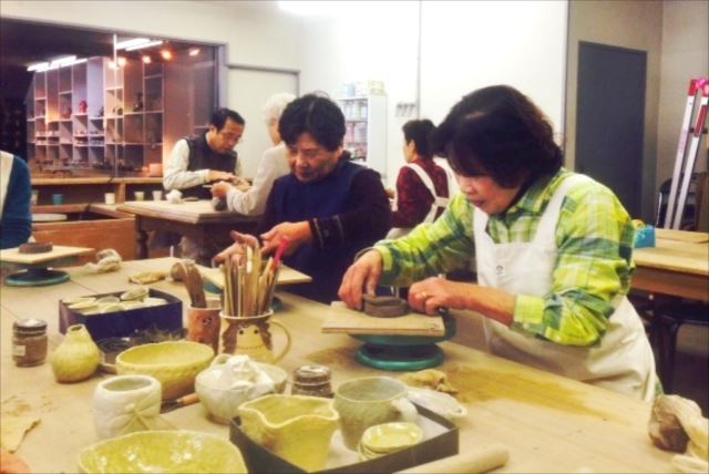 【滋賀県甲賀市・陶芸体験・手びねり】 粘土遊びの感覚で楽しめる！初心者歓迎の手びねり体験 写真4