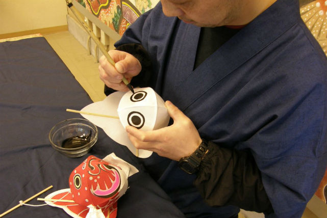 【青森・伝統工芸・金魚ねぷた絵付】130℃のロウで描く！本格的な金魚ねぷた 写真4