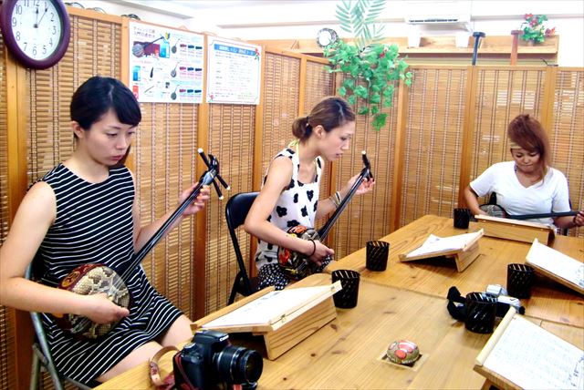 【石垣・三線体験】90分で定番曲をマスター！初心者対応の三線体験教室 写真2