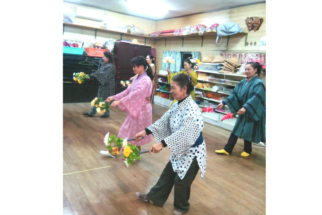 【沖縄・伝統舞踊】三線の音にのせて踊る！石垣島で八重山舞踊体験 写真5