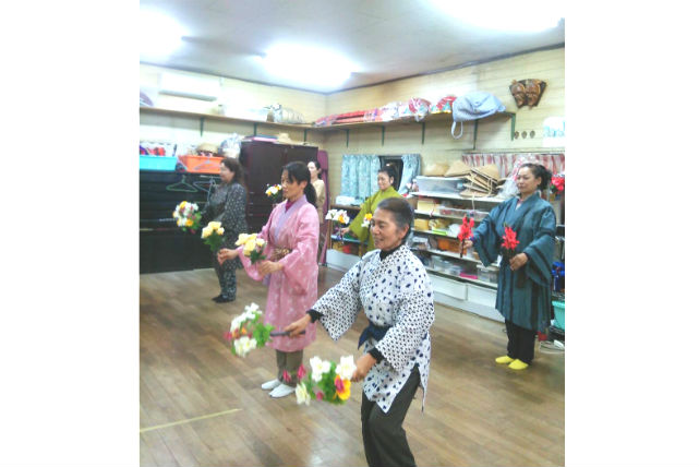 【沖縄・伝統舞踊】三線の音にのせて踊る！石垣島で八重山舞踊体験 写真4