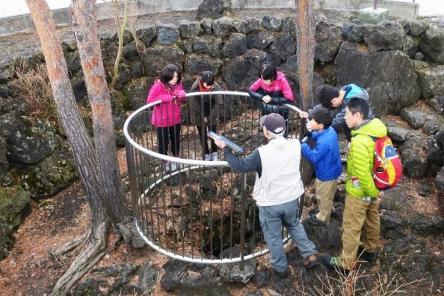 【山梨・エコツアー】大迫力の森林を歩く！青木ケ原樹海で洞窟探検と森歩き体験プラン（Aコース） 写真8