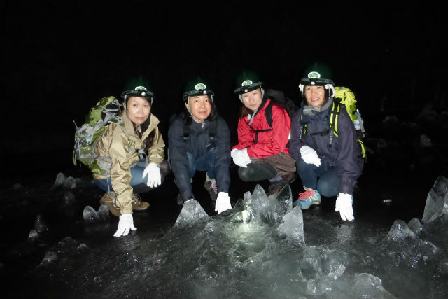 【山梨・エコツアー】ディープな樹海に迫る！青木ケ原樹海で3つの洞窟探検（Bコース） 写真8