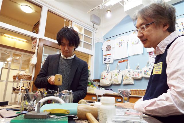 【神戸市・レザーミニバッグ作り】アクセサリーケースにぴったりのミニバッグを作ろう 写真5