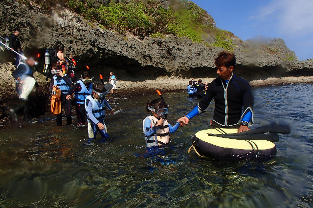【沖縄・青の洞窟・シュノーケリング】ビーチから向かおう！初めてでも安心シュノーケリング 写真5