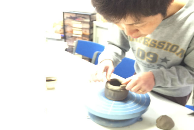 【大阪茨木市・陶芸体験】粘土を使って頭のストレッチ！手びねり一日体験 写真4