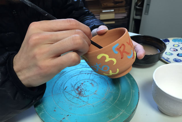 【大阪茨木市・陶芸体験】自分だけの彩りを陶器に！絵付け体験 写真6