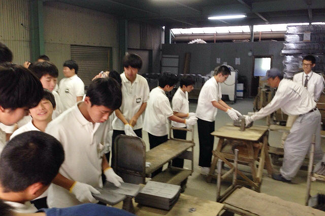 【兵庫県姫路市・伝統工芸体験】職人の仕事を間近で！いぶし瓦工場見学&職人仕事を体験 写真4