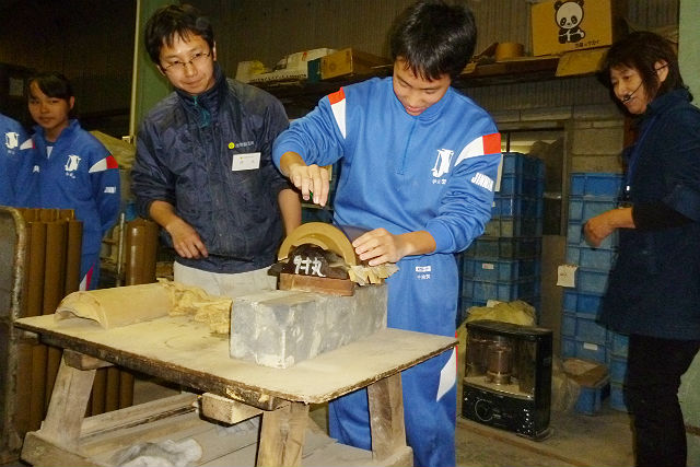 【兵庫県姫路市・伝統工芸体験】職人の仕事を間近で！いぶし瓦工場見学&職人仕事を体験 写真7